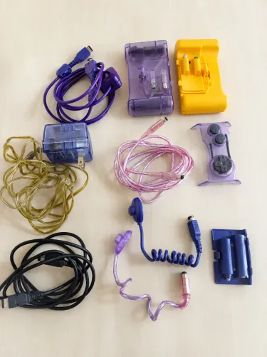 Lote com acessórios de Nintendo Game Boy - GBC  e GBA (game link, luzes e baterias)