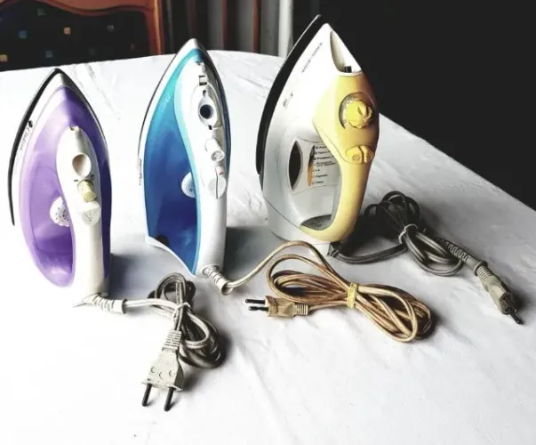 COM DEFEITO - 3 Ferros de Passar Roupas (Manutenção ou Aproveitamento de Peças)