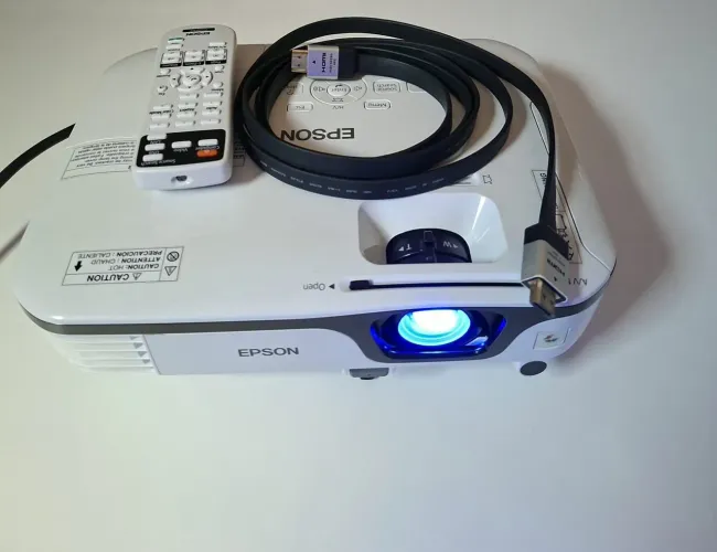 Projetor EPSON- Full HD - Pouco Uso - Vai com Controle + Cabo HDMI