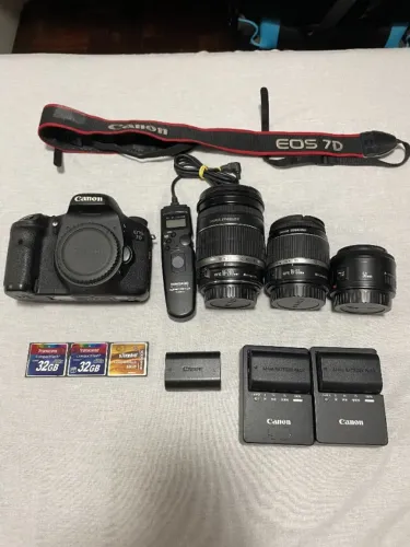 Câmera DSLR Canon 7D + Lentes (EF-S 18-200mm f/3.5-5.6 IS e 50MM) + Baterias e Cartões