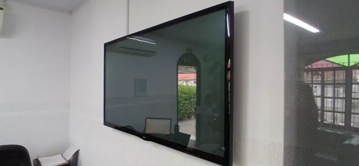 TV LG com base, sem controle