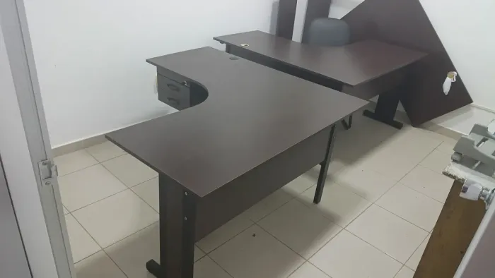 Mesa de escritório na cor Mogno