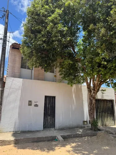 Terreno mais de 200mt² com 1º Andar, Sendo 2 casas Grandes e 1 Kitnet nos Fundos