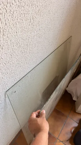 Vidro temperado 92x95 cm com furo para fixação