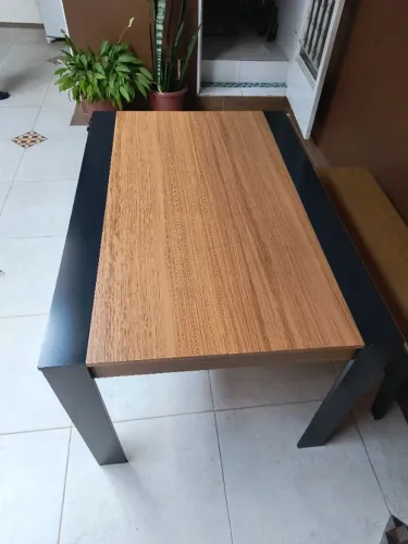 Mesa de 06 lugares com 01 banco e 02 banquetas... estado de novo.