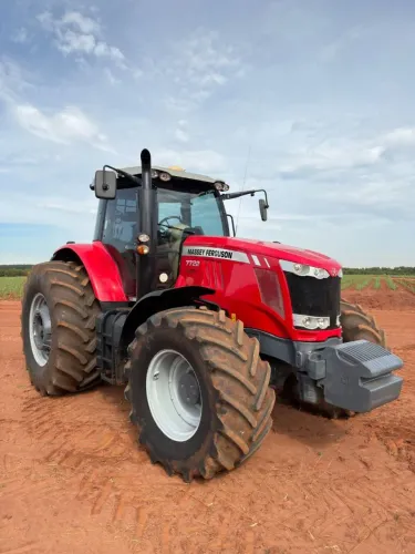 TRATOR AGRÍCOLA