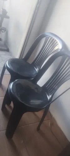 2 cadeiras de plástico
