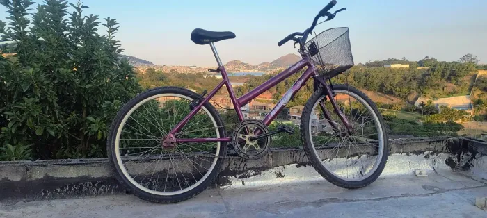 Vendo bicicleta aro 24 com cesta-- pronta para uso!