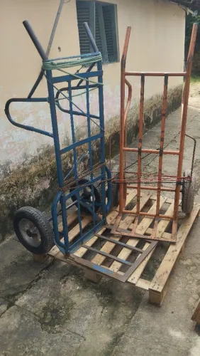 Vendo carrinhos de carregar mercadorias valor: 1200 os dois preço negociável