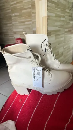 Bota off white cano médio