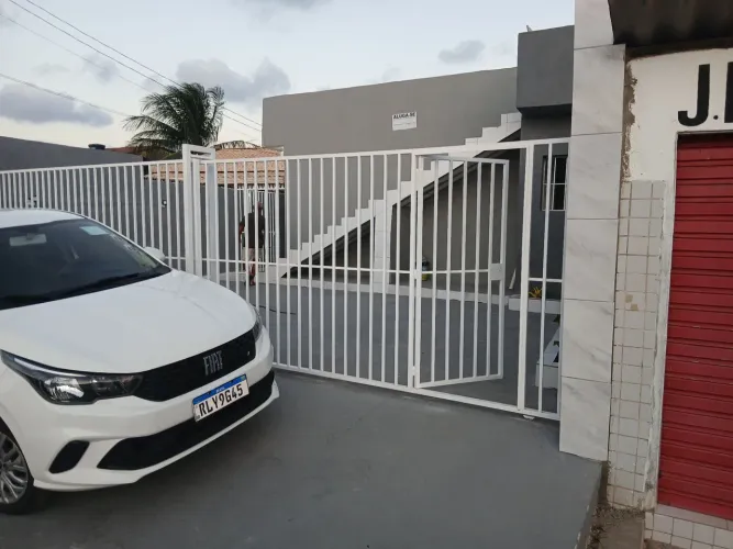 Casa com 2 quartos para alugar no Portal do Poçocom garagem e 2 quartos
