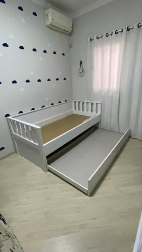Cama infantil planejada sob medida, com cama auxiliar e um colchão, montessoriana.