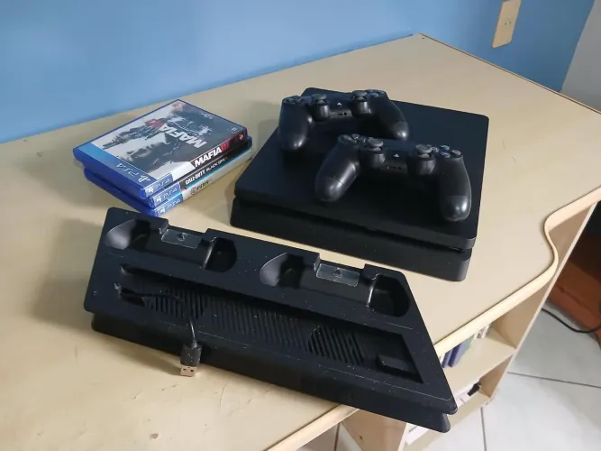 Playstation 4, 2 controles, 3 jogos  e base cooler carregador para 2 controles 
