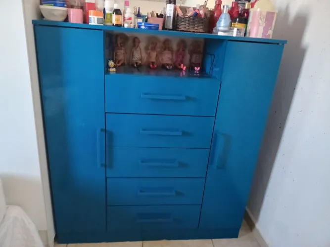 Vendo uma cômoda, 400 reais.