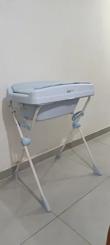 Banheira com trocador acoplado, ideal para facilitar a rotina com o bebê.