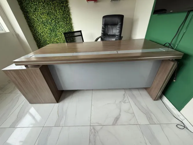 Mesa planejada com armário