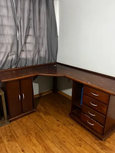 Mesa de Escritório em L com Gavetas e Armário - Madeira