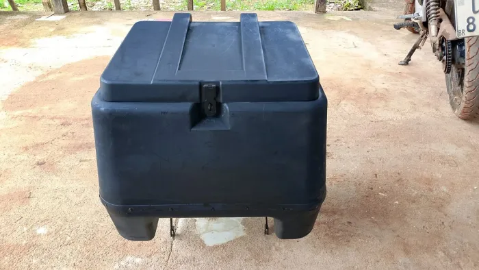 Baú + suporte para moto resistente, cor preto fosco, ótimo para delivery/uso geral.<br>