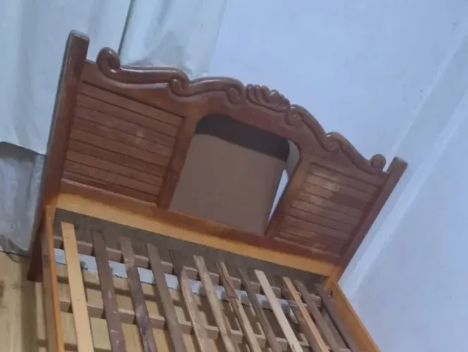 Cama vintage de madeira maciça