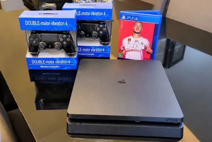 PS4 Slim 1Tb - 2 controles - FIFA 20 e GTA V