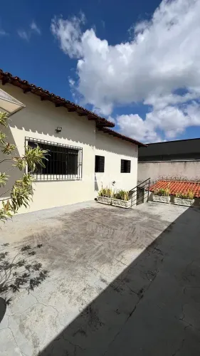 Casa para locação com 4 quartos, 1 suíte, 4 vagas no bairro Ouro Preto, Belo Horizonte, MG