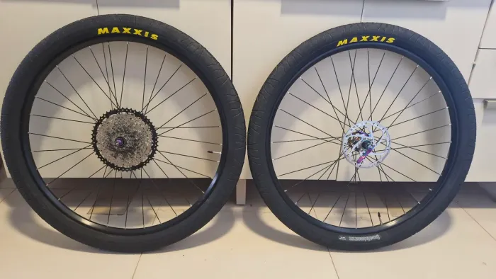 Pneu aro29 completo