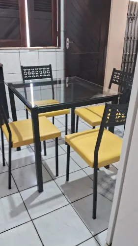 Vendo mesa com 4 cadeiras
