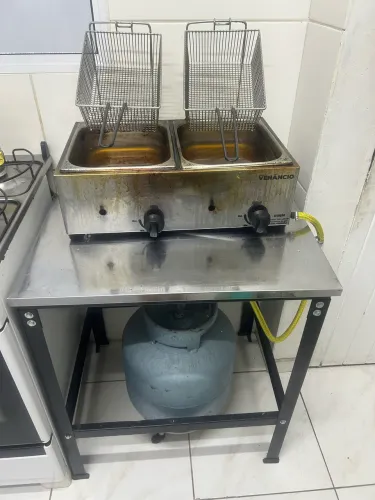 Fritadeira a Gás 2 Cubas + Mesa de Apoio em Inox