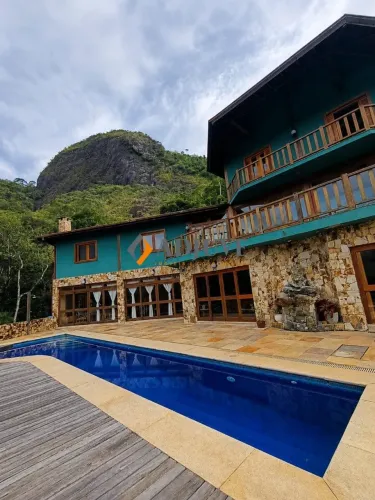 Casa com 4 suítes, com vista espetacular para Pedra Maria Comprida!