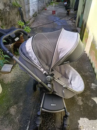 Vendo esse lindo carrinho de bebê com giro 360°, em ótimo estado, vai com bb conforto.