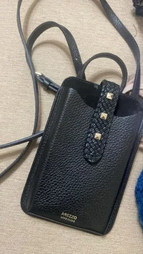 bolsa tiracolo arezzo porta celular couro preta