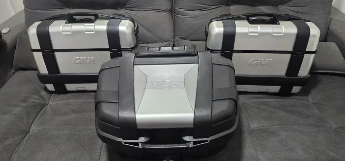 Conjunto de Baús Givi Trekker completo laterais e traseiro.