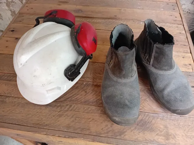 Capacete e botina