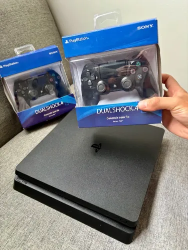Ps4 slim 1TB + 2 controles LACRADOS e Garantia