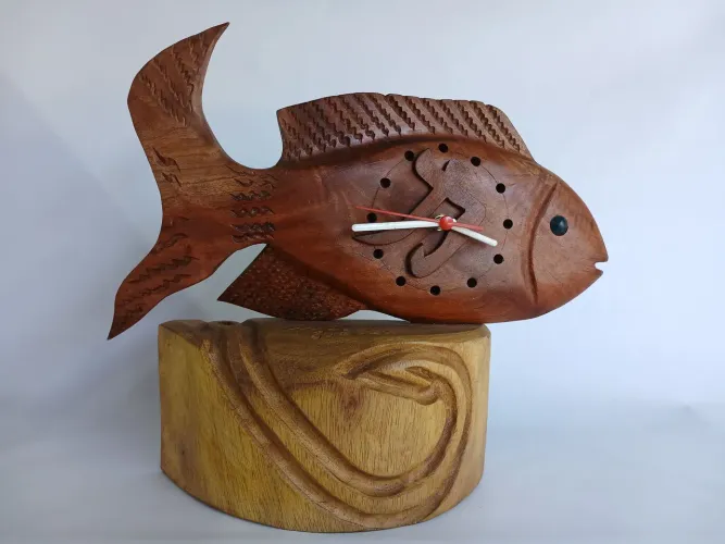 Relógio de Mesa Escultura Peixe em Madeira Cedro Artesanal Entalhado (40 cm)