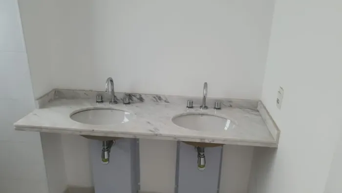 Bancada Dupla em Mármore 1,50m x 0,50m com 2 Cubas e Misturadores Cromados