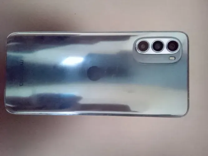 Moto G52 com NFC, pequenos trincados