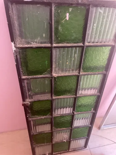 Vendo janela de vidro reforçada com ferro