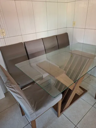 Vende - se mesa com 6 cadeiras