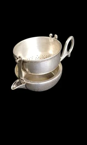 Antigo coador para chá, da fábrica Abramo Eberle, metal nobre banhado à prata.