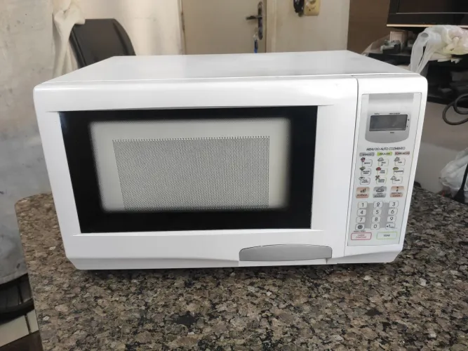 Microondas Panasonic 23 litros, com garantia de 3 meses.