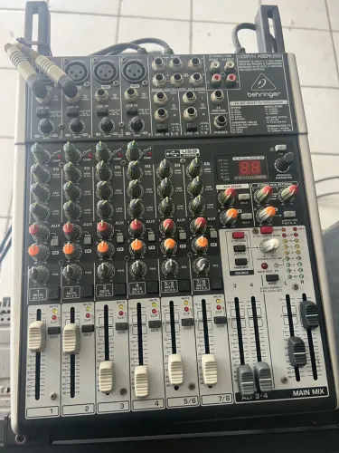 Mesa de som Beringher XENYX X1204USB