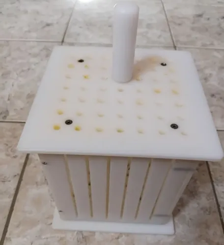 Máquina para fazer espetinhos.