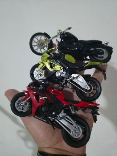 Motos miniaturas novas