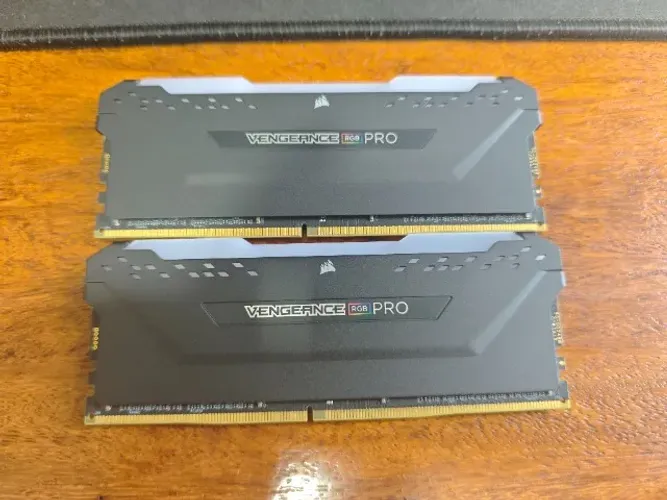 Kit Memória RAM Corsair Vengeance RGB Pro 32GB (2x16GB) DDR4 3200MHz CL16 RGB