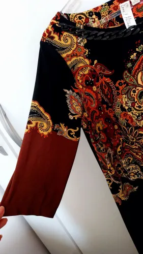    Vestido estampado afro verão. 