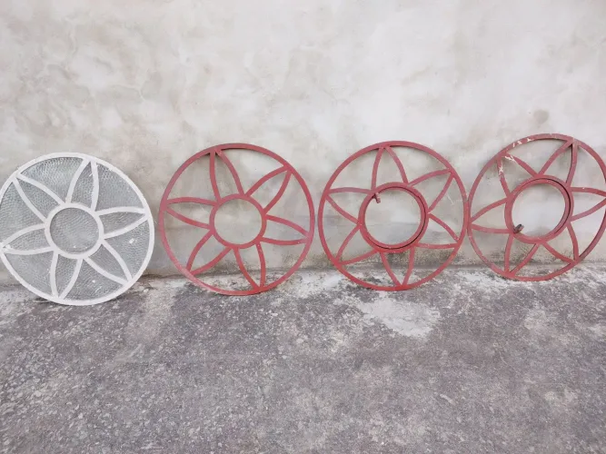 Duas janelas e dois vitrais redondos