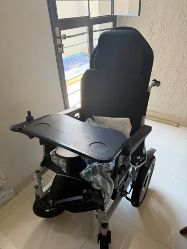 Cadeira de rodas motorizada (elétrica), dobrável, confortável e com Joystick