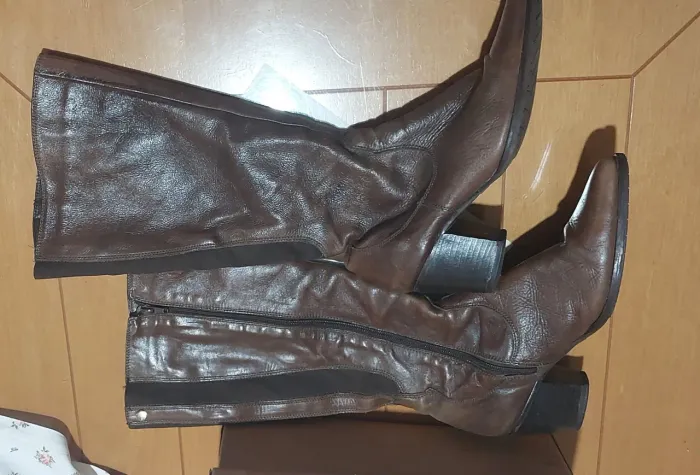 Bota cano alto,couro macio número 39