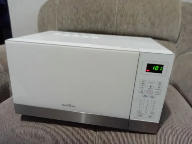 Microondas britânia 26l, moderno, funcionando certinho ,limpinho sem ferrugens 110volts